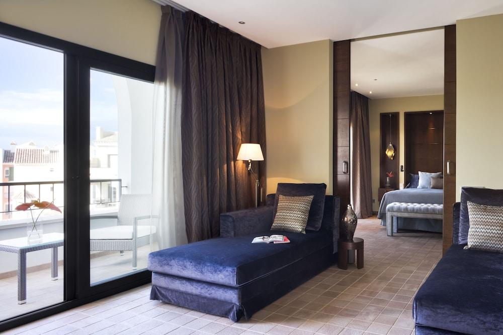 Doubletree By Hilton La Torre Golf Resort Рольдан Экстерьер фото Suite