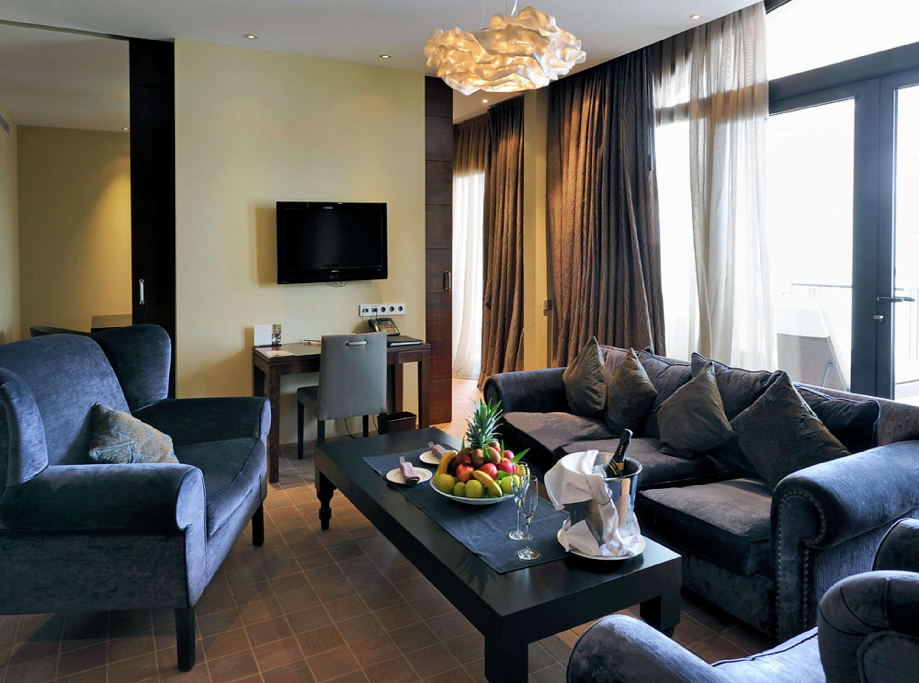 Doubletree By Hilton La Torre Golf Resort Рольдан Экстерьер фото Suite