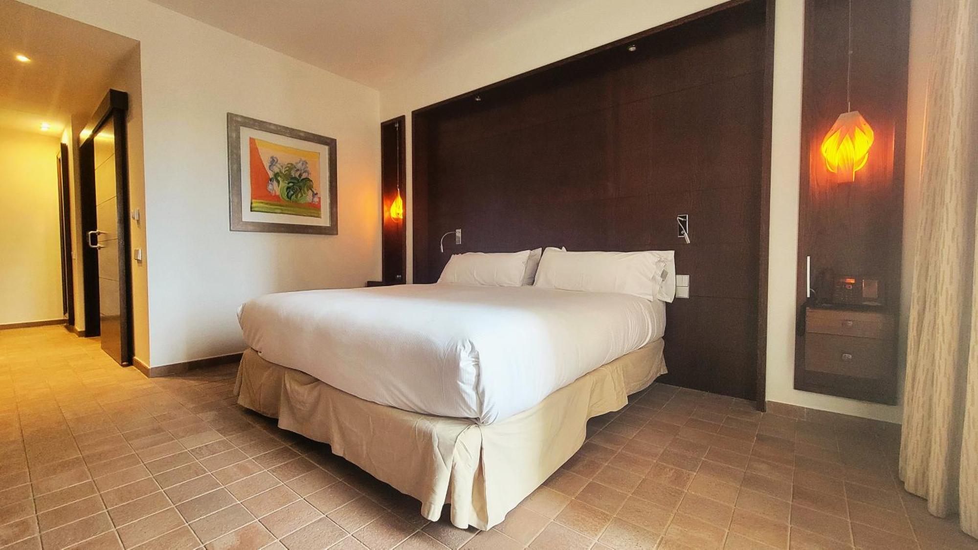 Doubletree By Hilton La Torre Golf Resort Рольдан Экстерьер фото A bedroom at the hotel