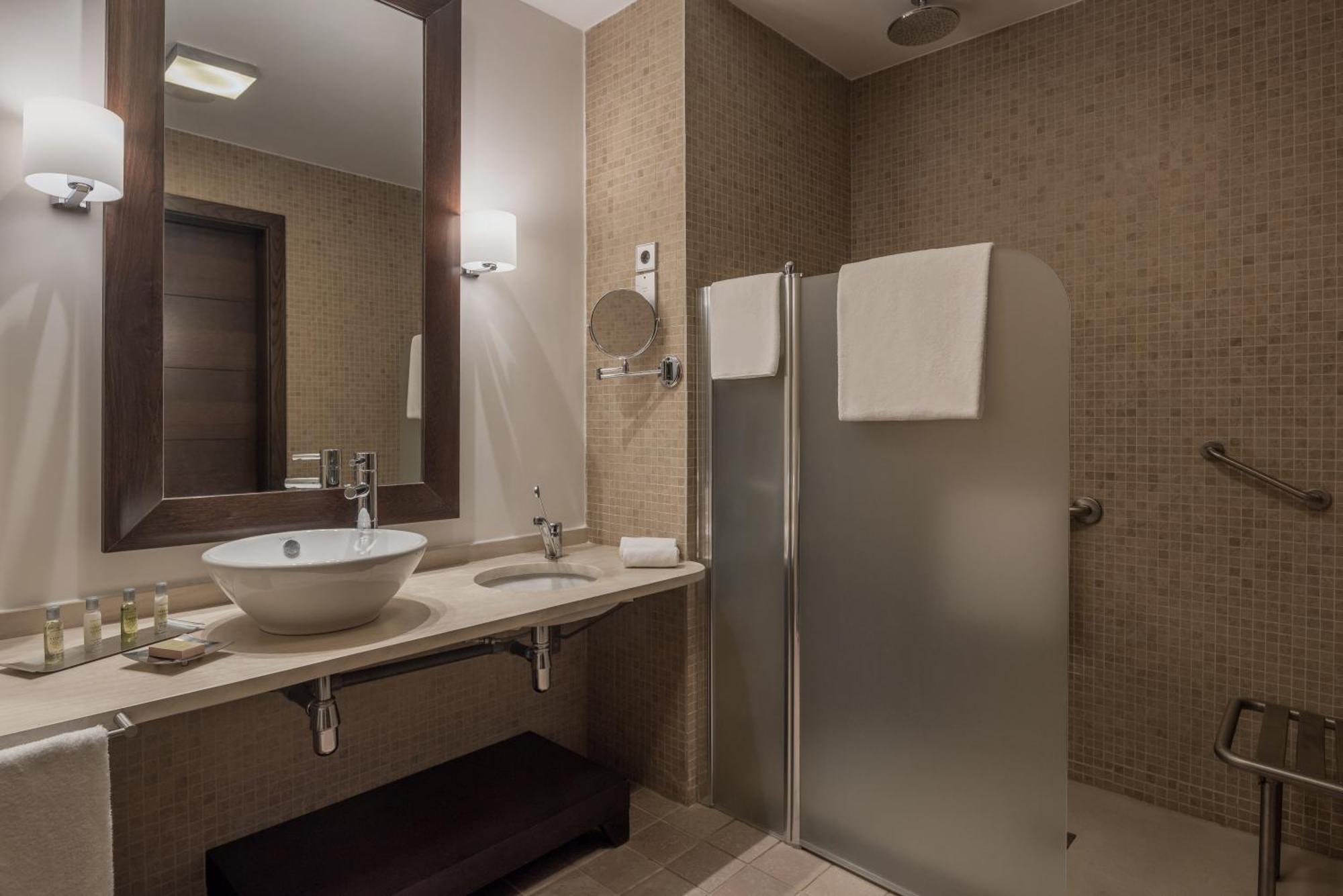 Doubletree By Hilton La Torre Golf Resort Рольдан Экстерьер фото Bathroom