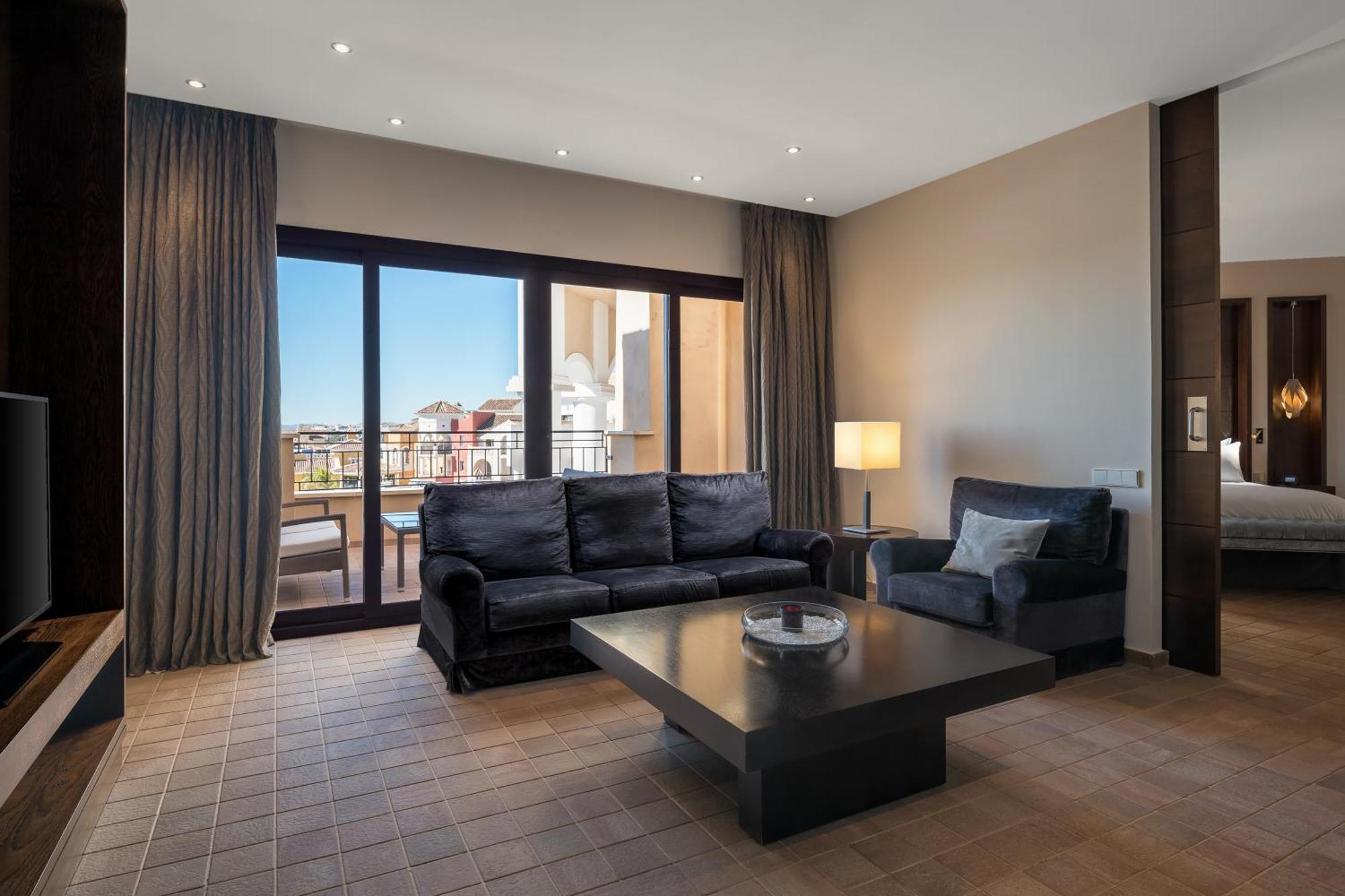 Doubletree By Hilton La Torre Golf Resort Рольдан Экстерьер фото Suite