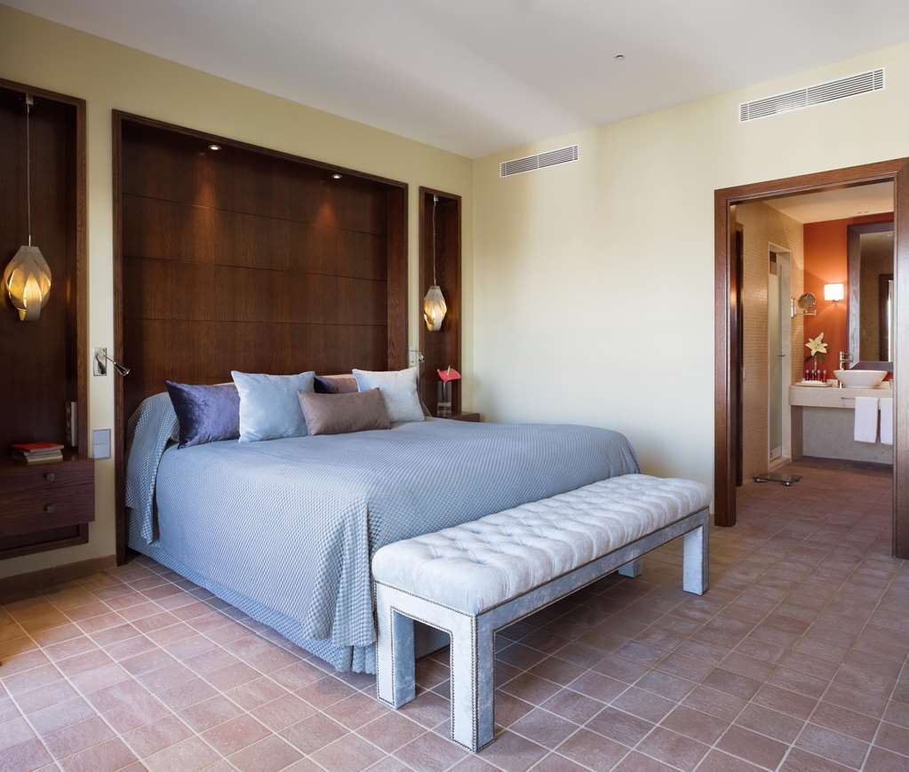 Doubletree By Hilton La Torre Golf Resort Рольдан Номер фото A bedroom at the hotel